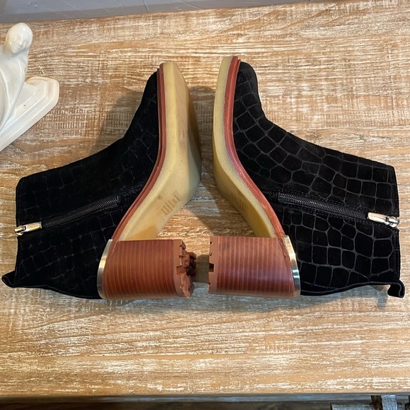 Black suede booties  by Vince Camino size 8 1/2M - Picture 4 of 8